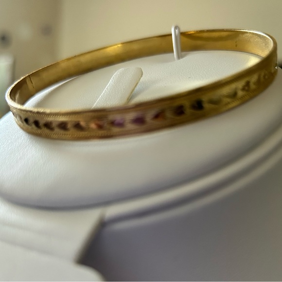 🌹3/$10 - Gold tone vintage bangle bracelet with heart ❤️ pattern, EUC🌹 - Picture 2 of 2